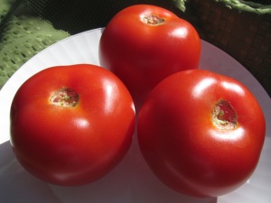 "Tomatoes - Specimens should be uniform in color, shape, and size, and free from cracks, sun scald and blemishes, ripe, solid and without stems." Disclaimer: these tomatoes are from the store.